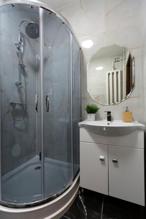 Stylish Quentin Apartment In The King Street Budapest Bagian luar foto
