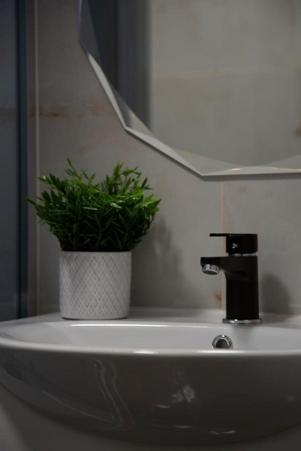 Stylish Quentin Apartment In The King Street Budapest Bagian luar foto